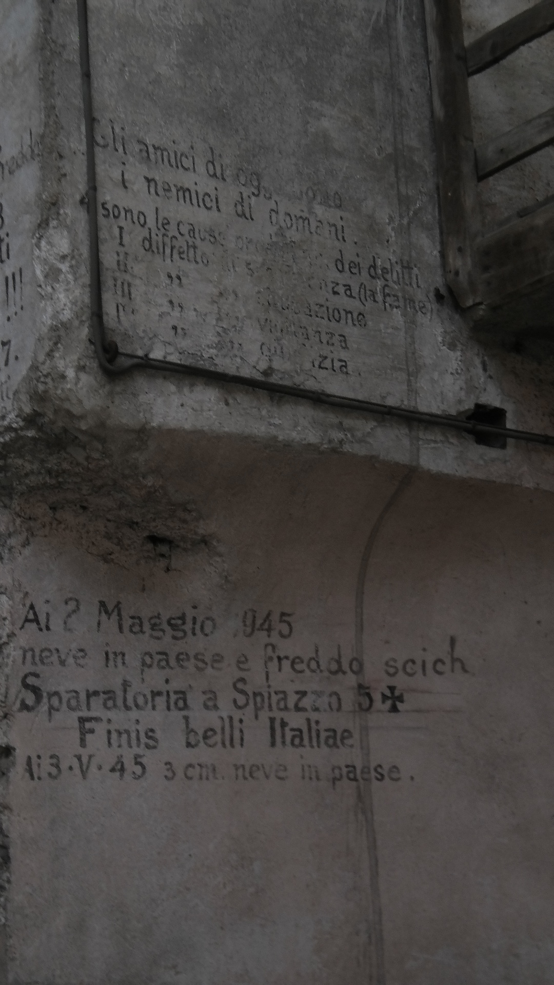 Dietro allo spigolo a sinistra, si notano diciture varie