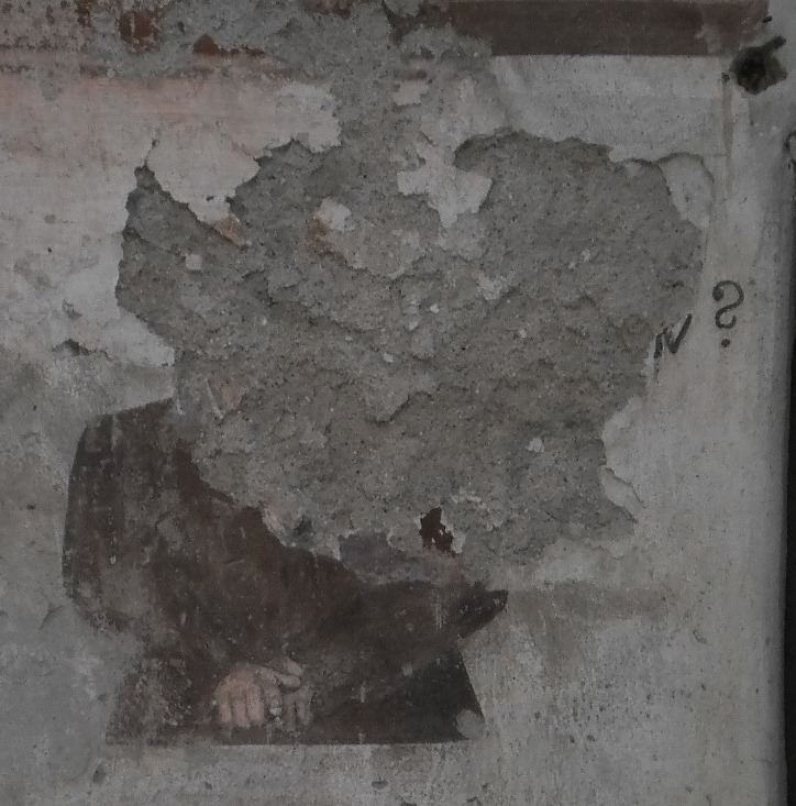 uomo con il dito indice che indicava e domandava